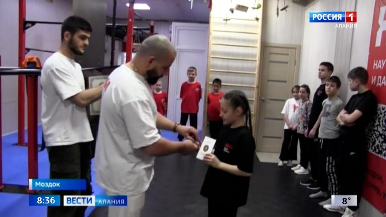 9-летняя жительница Моздока установила рекорд по наибольшей продолжительности удержания горизонтального уголка на одной руке