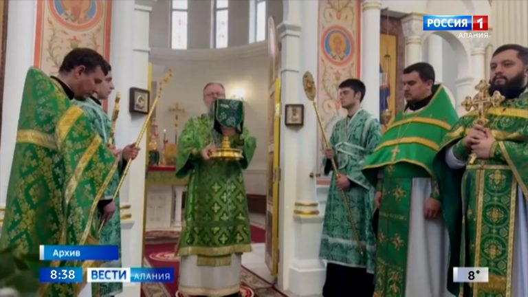 Православные отмечают Радоницу – день, когда верующие разделяют радость Воскресения Христова с умершими, посещая храмы и кладбища