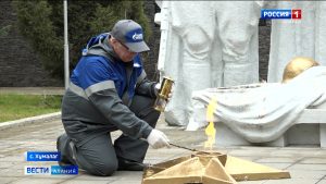 Специалисты газовых служб проводят плановое техобслуживание горелок и газопроводов на мемориалах