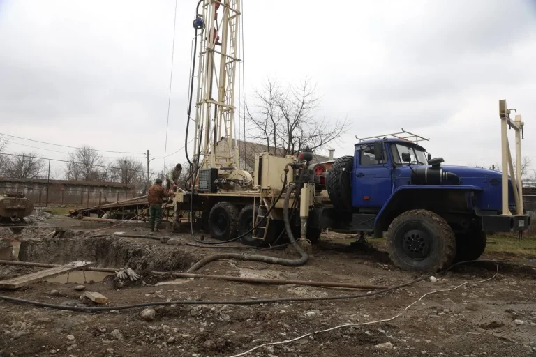 Скважину глубиной 180 метров пробурили в Алханчурте