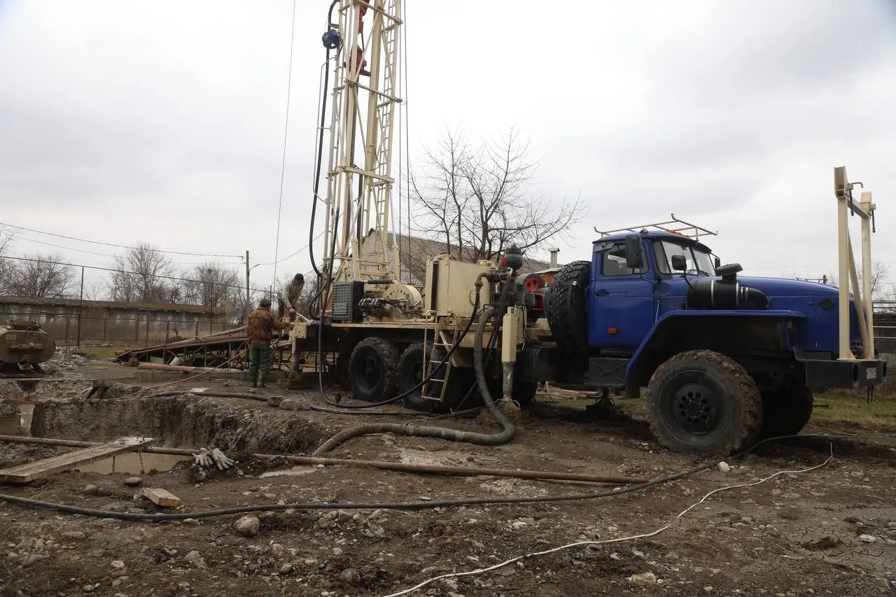 Скважину глубиной 180 метров пробурили в Алханчурте