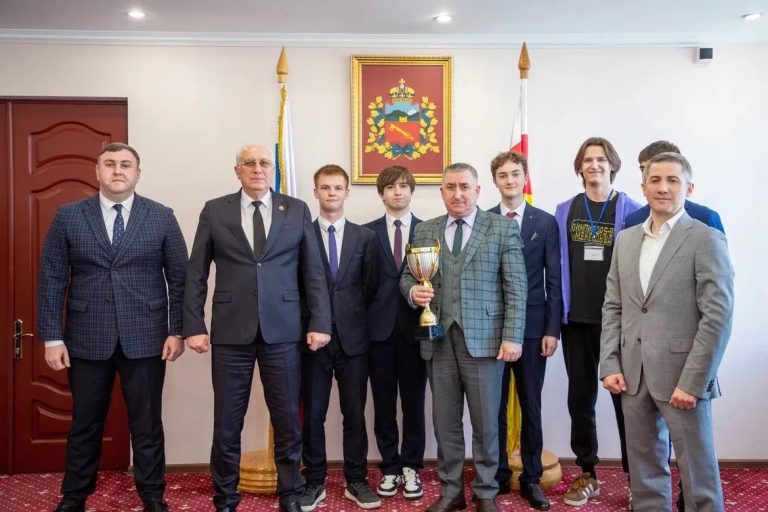 Вячеслав Мильдзихов наградил победителей Северо-Кавказской олимпиады интеллектуальных единоборств «Кредо-знание»