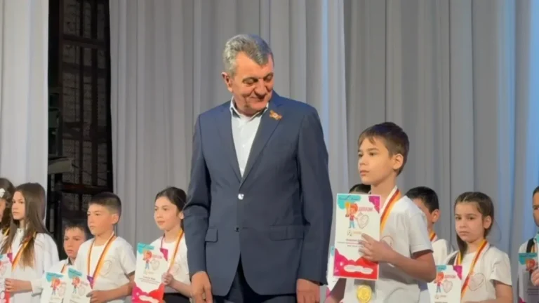 Сергей Меняйло наградил лауреатов второго Республиканского детского чемпионата профмастерства «Мастерята Алании»