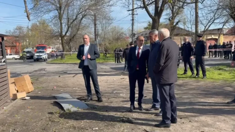 Мусоровоз, в котором сегодня утром произошел взрыв, отбуксируют на полигон для дальнейшей проверки взрывотехниками