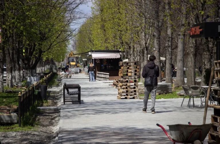 Во Владикавказе продолжается благоустройство участка набережной от ул З. Космодемьянской до ул. 50 лет Октября