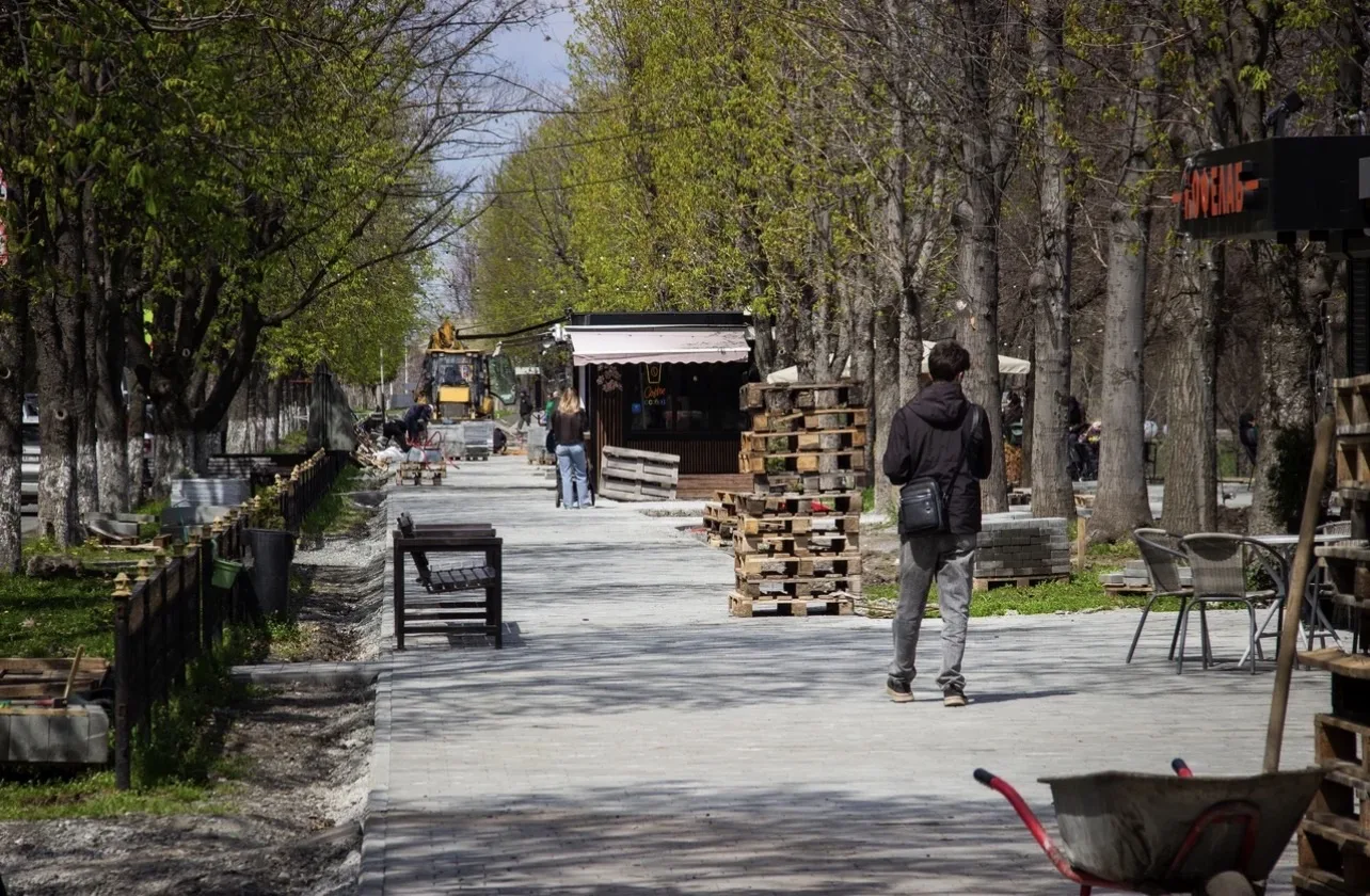 Во Владикавказе продолжается благоустройство участка набережной от ул З. Космодемьянской до ул. 50 лет Октября
