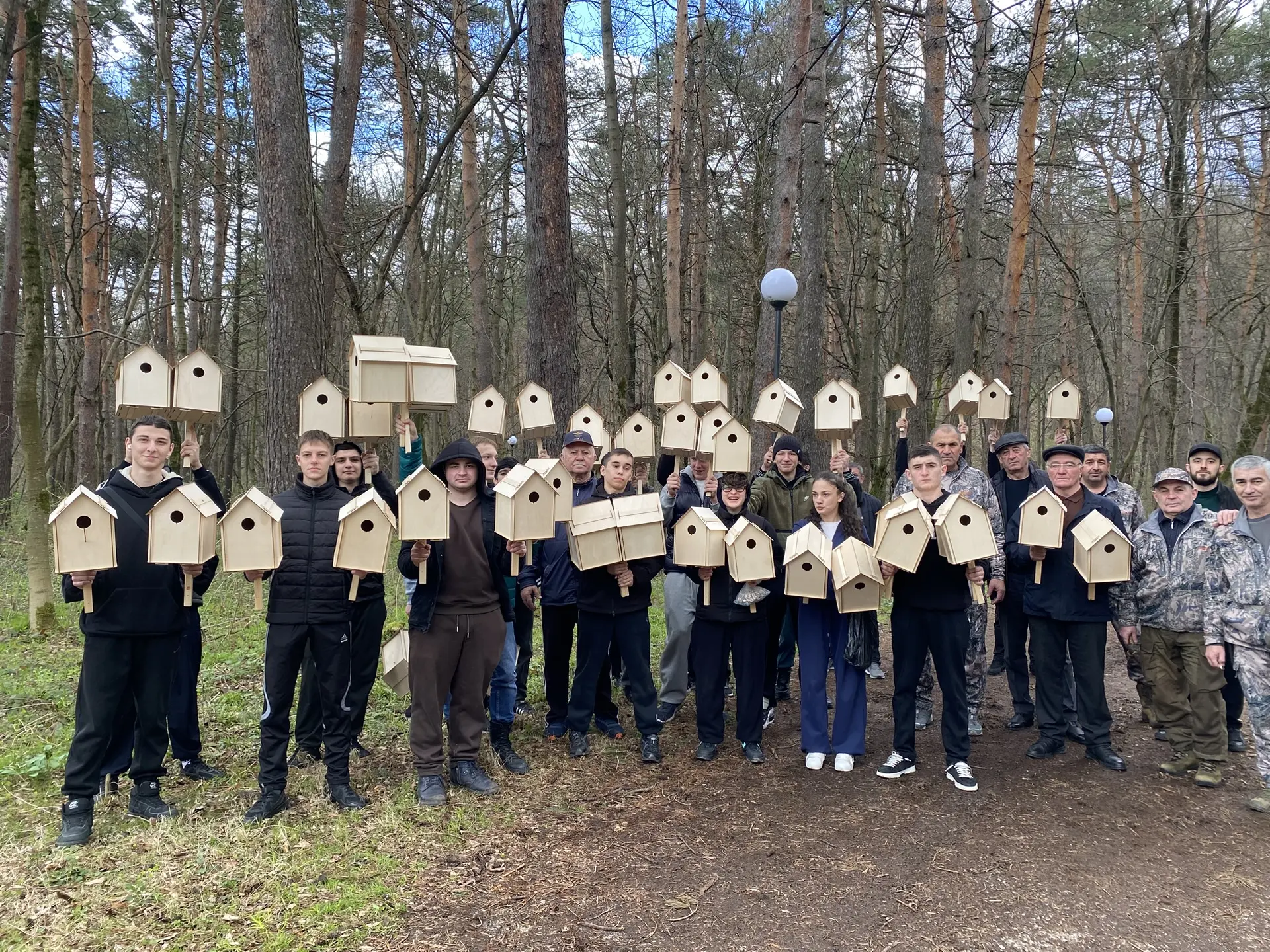 Новые скворечники в честь Международного дня птиц развесили в парке «Нартон»