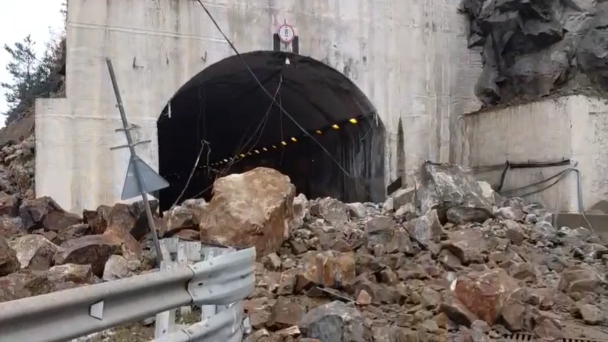 Сильный камнепад на Транскаме, движение по трассе закрыли