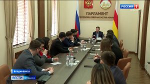 Сенатор Виталий Назаренко встретился с молодыми парламентариями