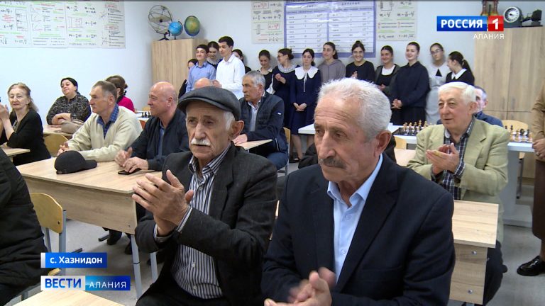 В Хазнидонской школе открыли мемориальную доску в память об учителе физики Авдии Бетанове