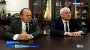 Сергей Меняйлойæн кусæг фембæлд уыд Уæрæсейы Федералон архивон агентады разамонæджы хæдивæг Андреем Юрасовимæ