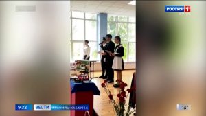 Елхоты 1-æм скъолайы байгом кодтой хъæбатыры партæ, ацы ахуыргæнæндоны рауагъдон Агънаты Альберты номыл