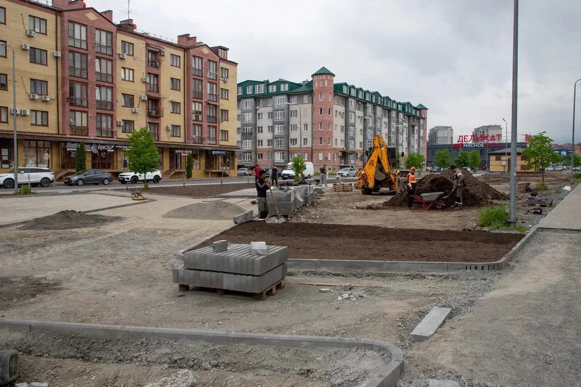 Во Владикавказе продолжают благоустраивать аллею на ул. Шамиля Джикаева