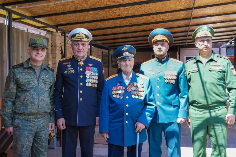 В День Победы Сергей Меняйло навестил ветерана-танкиста Ивана Тимошкина