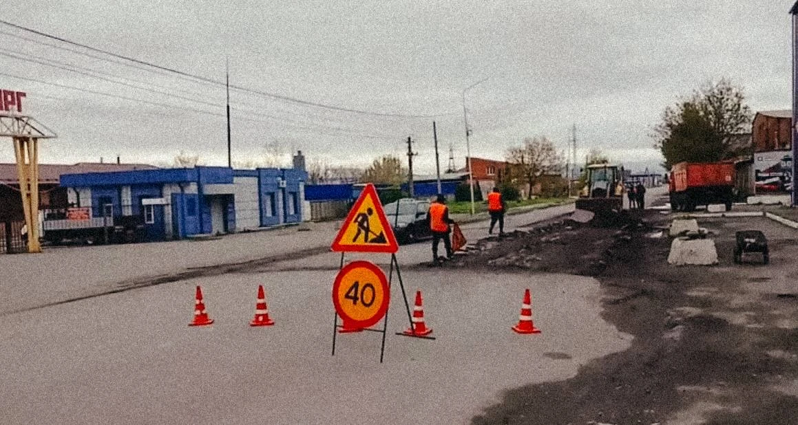 Коммунальщики проводят дорожные работы на улице 6-я Промышленная