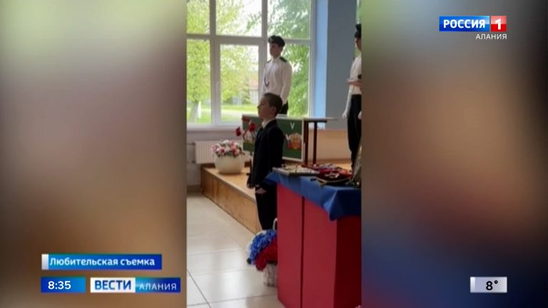 В первой эльхотовской школе открыли парту Героя, посвященную памяти выпускника Альберта Агнаева, погибшего в ходе СВО