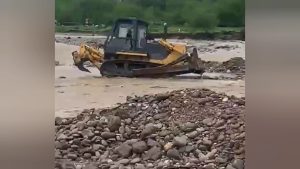 Последствия паводка устраняют на реке Нижний Комгарон