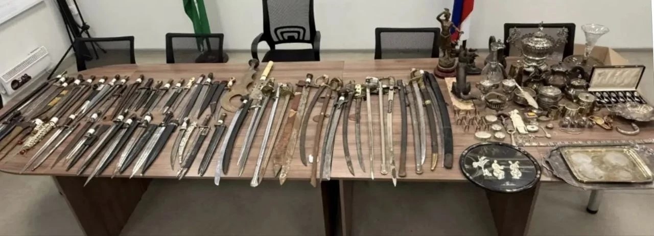Антикварное холодное оружие обнаружили североосетинские таможенники в автомобиле на МАПП «Верхний Ларс»