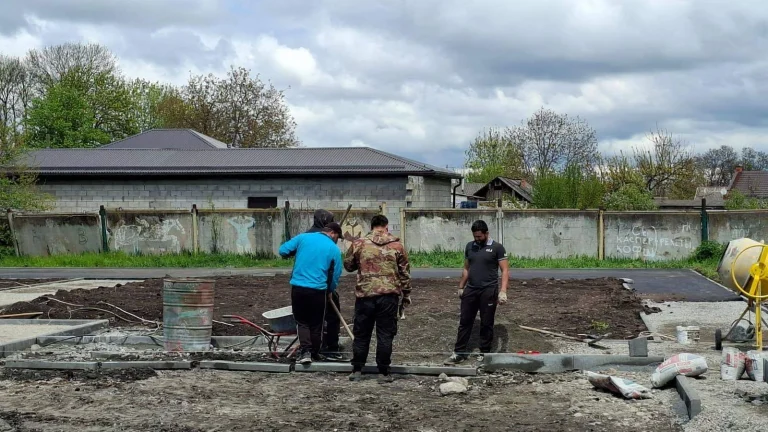 В селении Мичурино полным ходом идут работы по обустройству сквера участников СВО