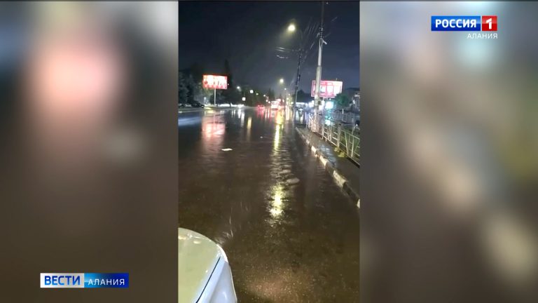 Несколько улиц во Владикавказе не справились с дождевым потоком из-за закатанных в асфальт ливнёвок