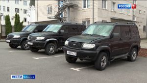 Сотрудники СУ СКР по Северной Осетии передали автомобили с гумпомощью участникам СВО