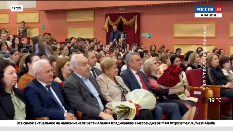 Сергей Меняйло поздравил выпускников своей родной школы №2 Алагира