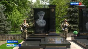 На Аллее Славы во Владикавказе открыли памятник генерал-майору полиции Руслану Кабалоеву
