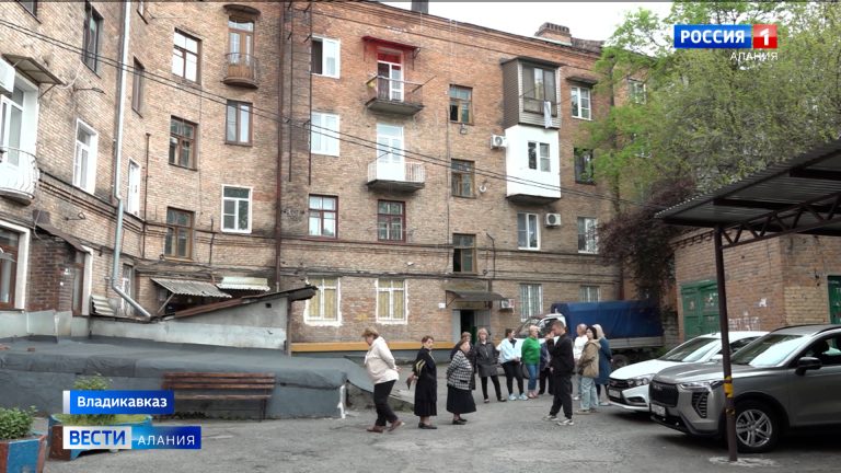 Жильцы дома на Маркова, 25 жалуются на техническое и внешнее аварийное состояние дома