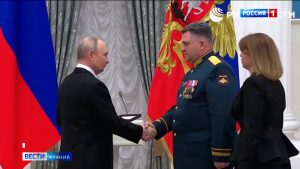Владимир Путин вручил «Золотую Звезду» Героя России родителям лейтенанта Василия Марзоева