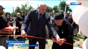 Комсомольскæйы хъæуы байгом кодтой, Сæрмагонд æфсæддон операцийы архайæг Челæхсаты Хетæджы номыл, сывæллæтты хъазæн фæз