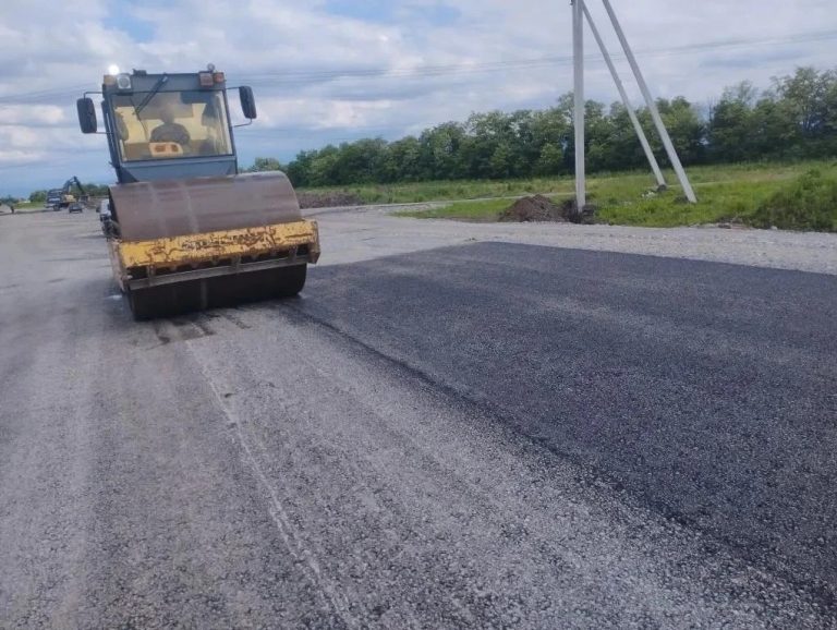 Началась укладка асфальта на объездной дороге ст.Архонская, общий объем работ выполнен на 55-60%