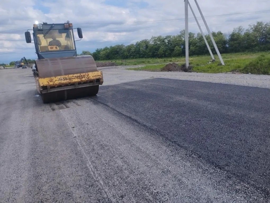 Началась укладка асфальта на объездной дороге ст.Архонская, общий объем работ выполнен на 55-60%