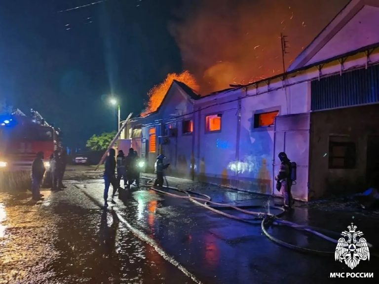 В Майском ночью сгорело здание бывшей пекарни