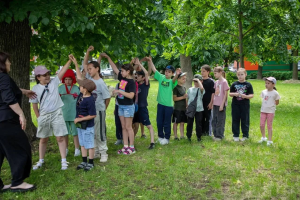 В парке Жуковского для воспитанников летнего лагеря школы № 6 провели праздник «Яркие краски детства»