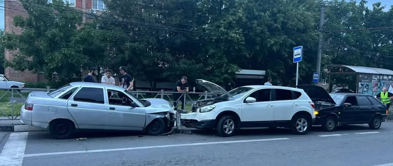 Во Владикавказе подросток за рулем устроил ДТП с участием трёх автомобилей
