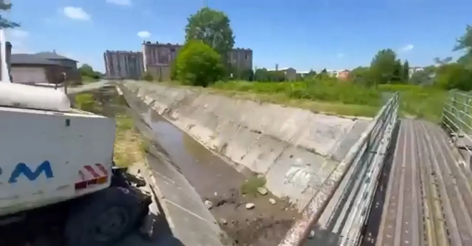 Более 400 м ливневого канала расчистили коммунальщики во Владикавказе