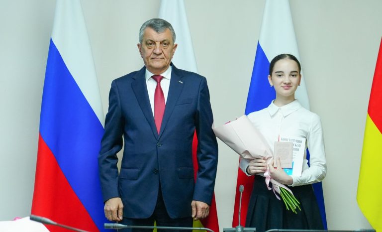 27 юных жителей Северной Осетии получили свои первые паспорта из рук Сергея Меняйло