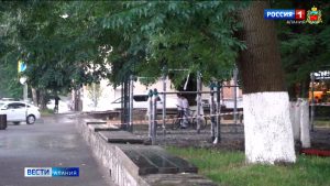 На улице Коцоева во Владикавказе приступили к монтажу современного воркаут-комплекса