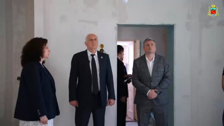 Вячеслав Мильдзихов проинспектировал ход капремонта в городских детских садах