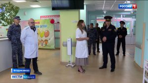 В День защиты детей Росгвардейцы сделали подарок маленьким пациентам