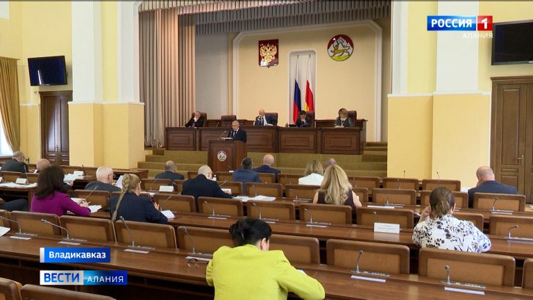 Совет парламента: меры дополнительной соцподдержки педагогов и многодетных родителей, новые гарантии защиты трудовых прав