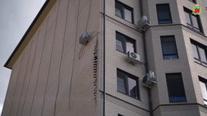 Аварийные работы начались в доме на ул. Алагирской, где возник риск обрушения облицовочной кладки