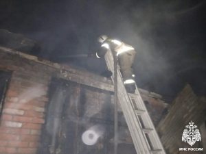 Пожар на площади 500 кв м потушили в Новом Батако