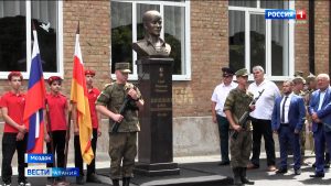 Бюст Героя России Карена Шишкина открыли в седьмой школе Моздока, носящей его имя