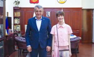 Сергей Меняйло встретился с юной поэтессой, телеведущей, актрисой Николь Плиевой