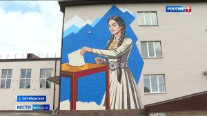 В Октябрьском на фасаде второй школы торжественно открыли первый избирательный мурал