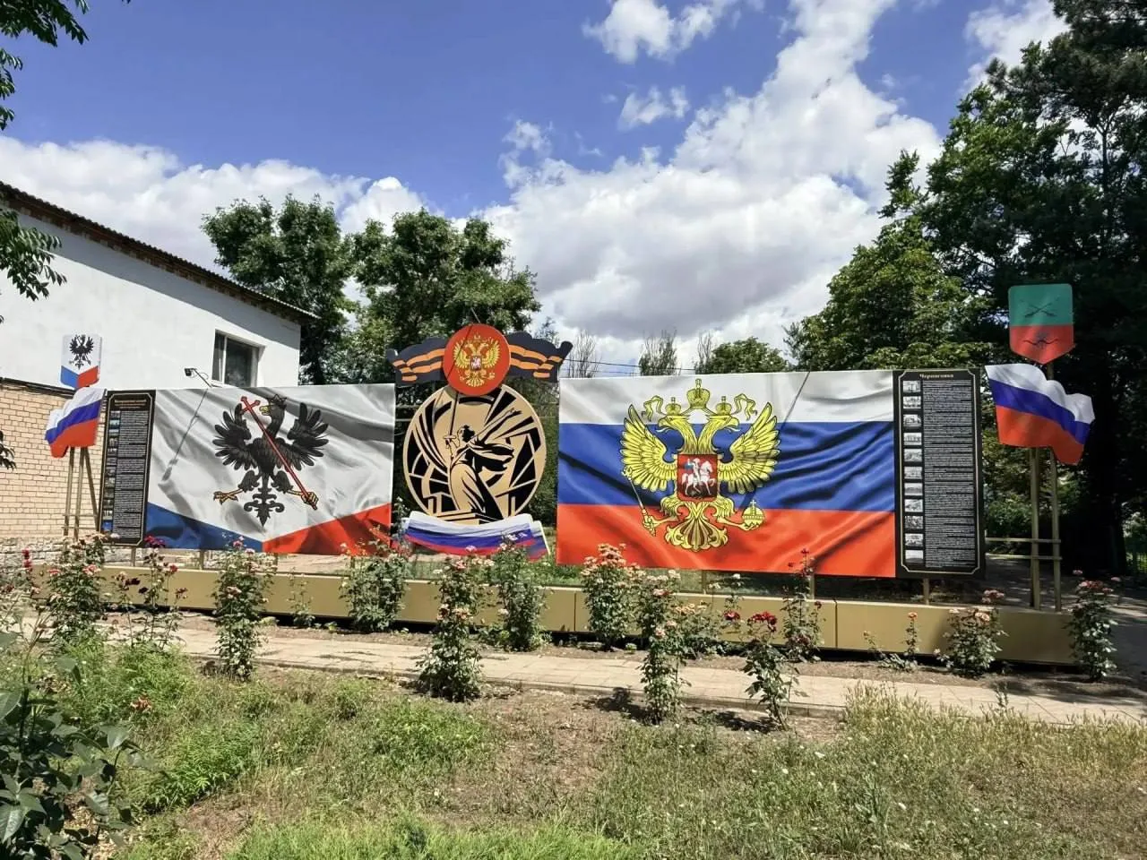 Строители Северной Осетии завершили работы по реставрации центральной стелы в пгт Черниговка Запорожской области