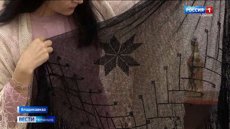 В республиканском Доме народного творчества проводят занятия по плетению осетинского платка