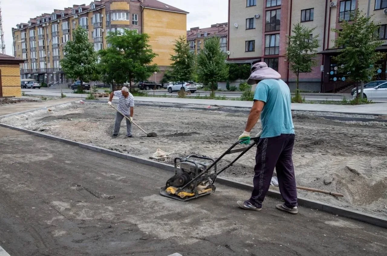 В Московском микрорайоне Владикавказа продолжается благоустройство аллеи на ул. Шамиля Джикаева