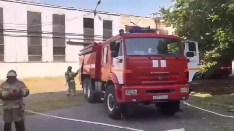 На заводе «Кетон» огнеборцы проводят проливку и разбор конструкций